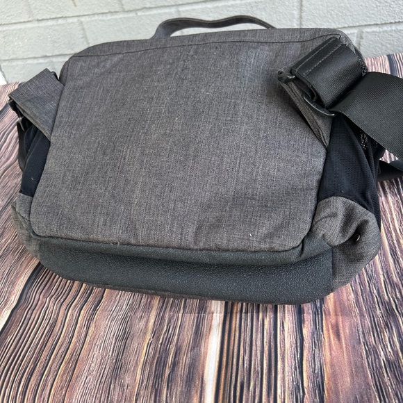 Case Logic FLXM-101 Reflexion Gray Cross Body Bag with Strap - Picture 4 of 9